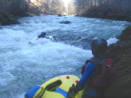 Paxou surf dans les gorges du Vannelle