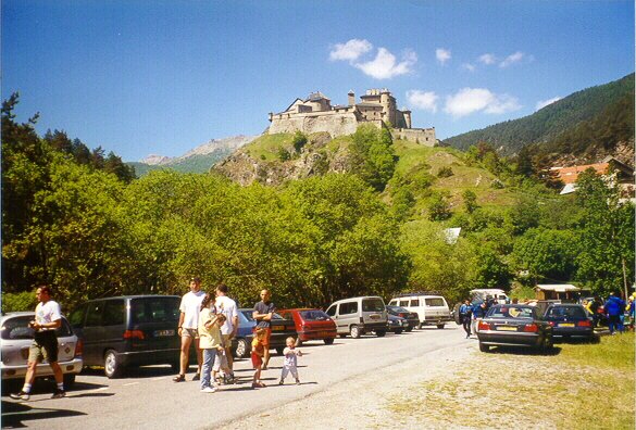 Parking au départ des gorges de Château-Queyras.