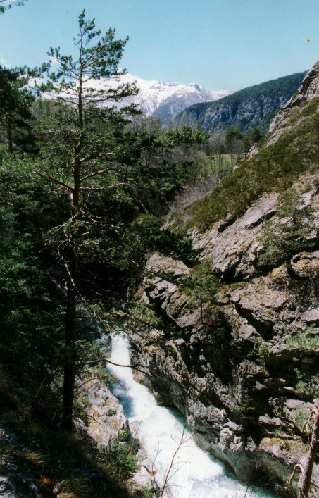 Vue du milieu des gorges de Château-Queyras