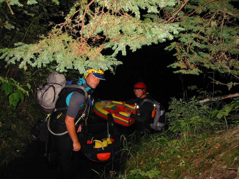 Denis et Fred partant de nuit pour chercher du secours