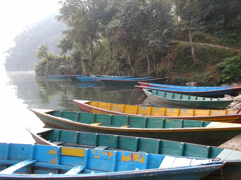 Les barques pour traverser le lac