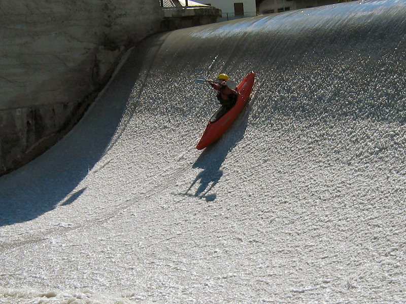 Glissade d'un kayakiste sur le barrage de la Salle