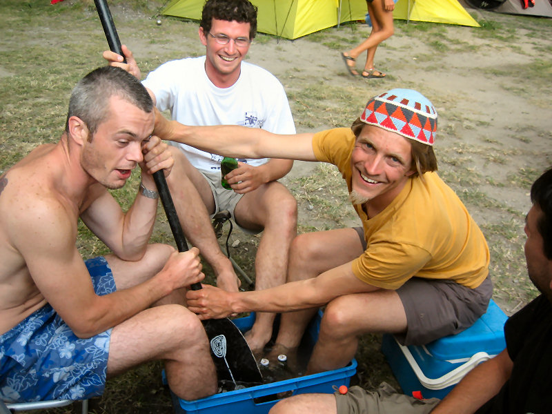 Méthode pour boire des bières à la mode du team kayak de Nice